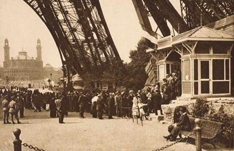 Entrance of the public in 1890