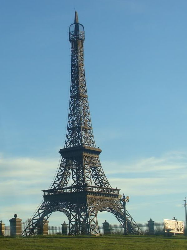 Copies, replicas and reproductions of the Eiffel Tower in China