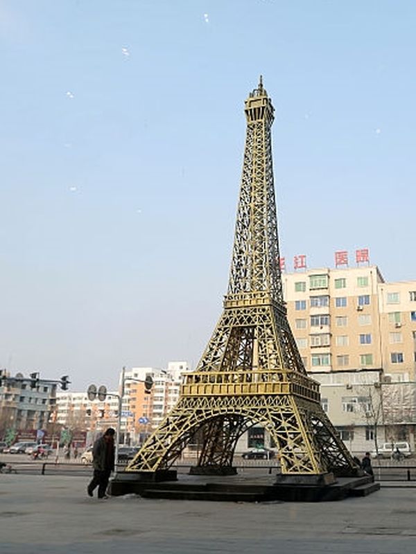 Copies, replicas and reproductions of the Eiffel Tower in United