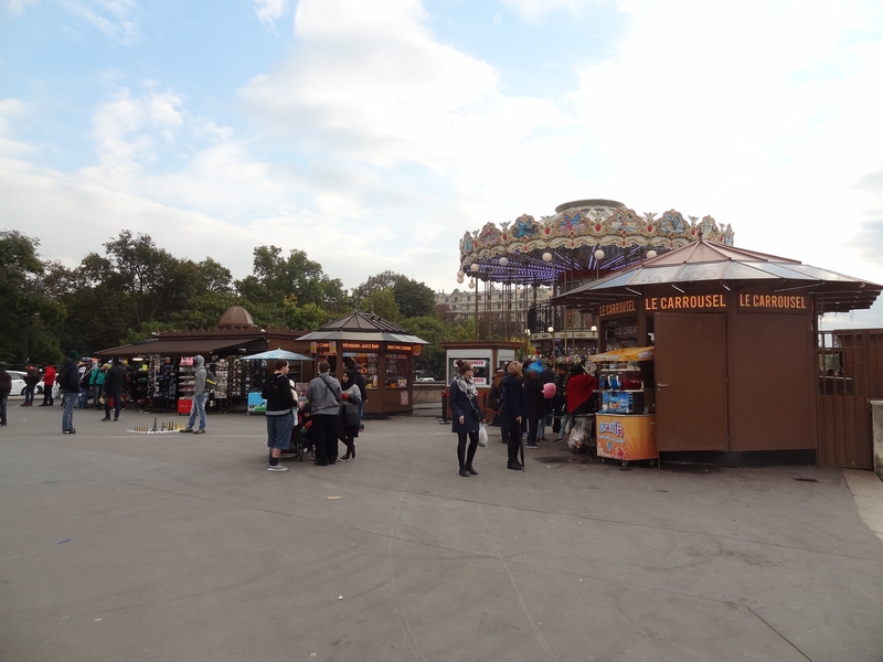 The carousel at the foot of the Eiffel Tower