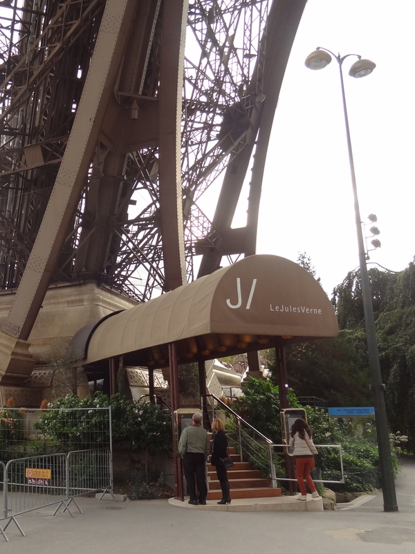 The entrance to the restaurant 'Le Jules Verne'