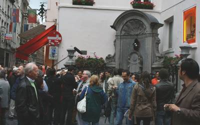 The crowd in front of the Manneken Pis