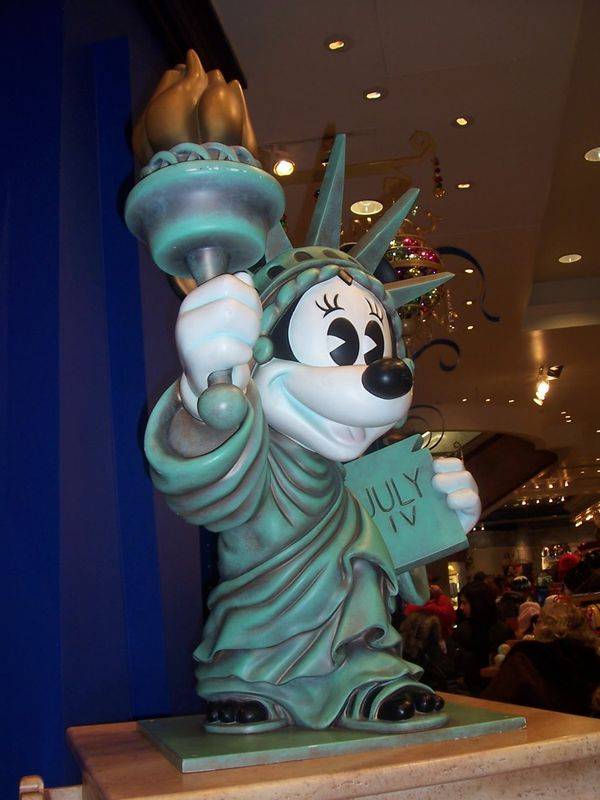 Minnie and the statue of Liberty