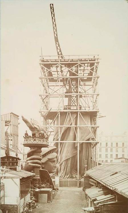 Structure of the statue in Paris