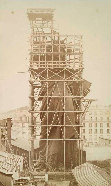 Structure of the statue in Paris