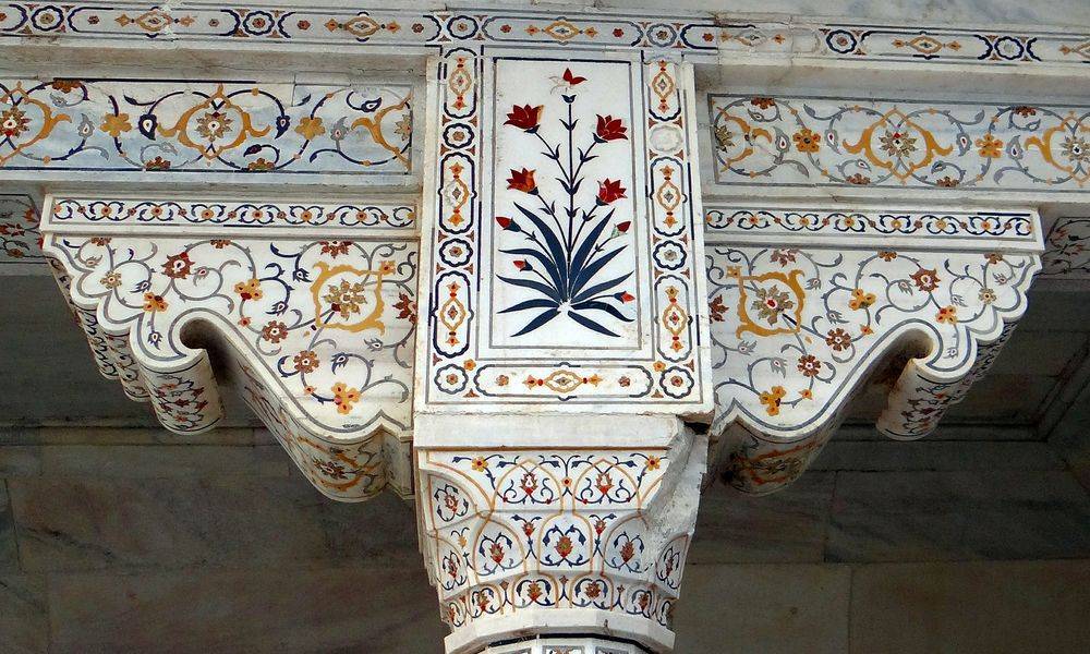 Inlays in a pillar