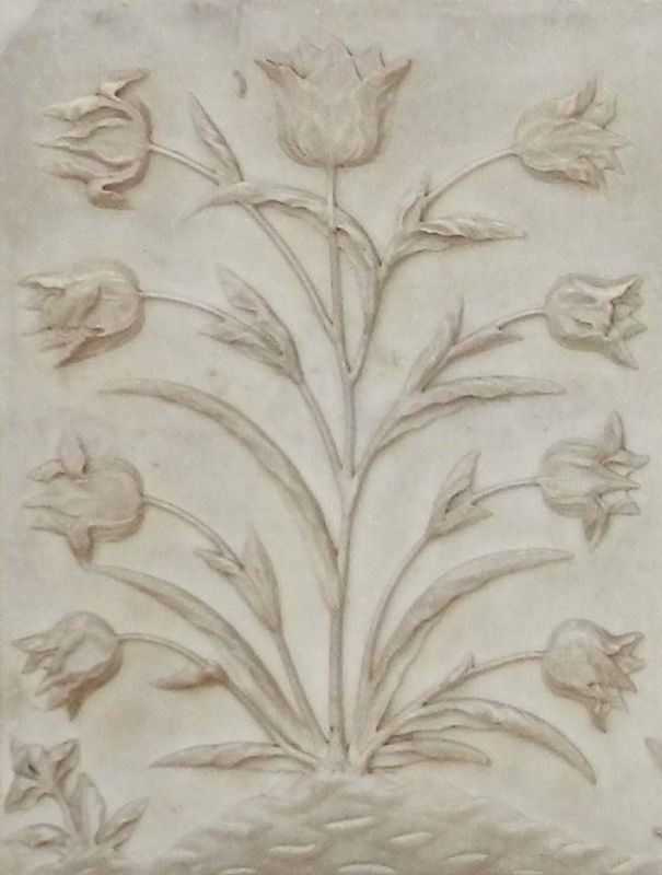 Tulips engraved on the mausoleum