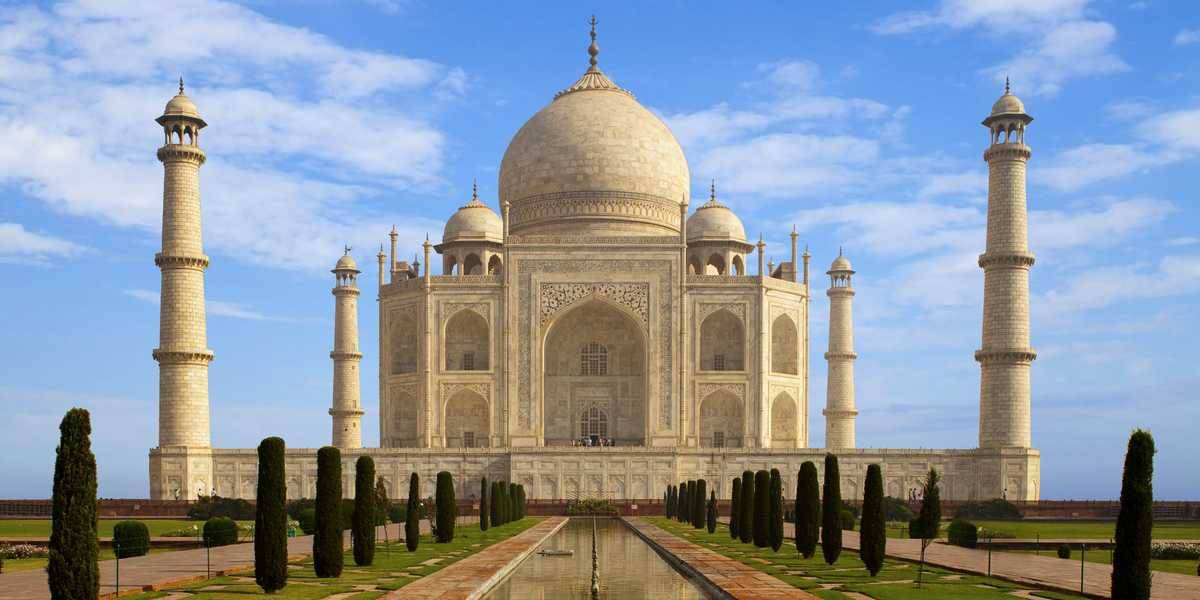 Beautiful views of the Taj Mahal