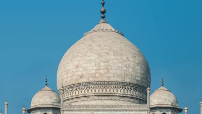 The bulbous dome of Taj Mahal